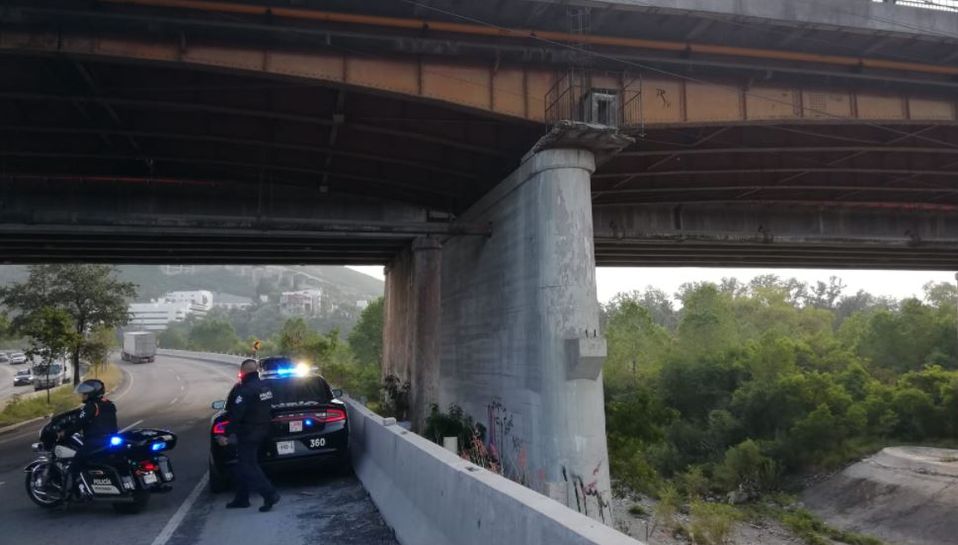 Autoridades policiacas investigan la muerte de un hombre hallado en el lecho del Río Santa Catarina. | Agustín Martínez