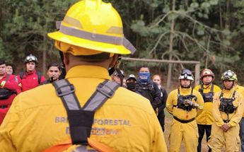 Entre las entidades que están presentes para sofocar el incendio se encuentran Protección Civil Nuevo León. | Cortesía