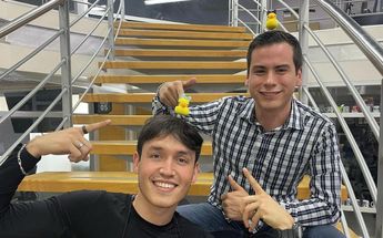 Reporteros de Telediario sorprenden con patito amarillo en cabeza | Especial