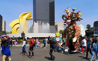 Alebrijes pasando por la Torre Caballito 2023/ Jorge Becerril
