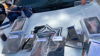 Elementos de policía aseguraron armas y dispositivos electrónicos tras el arresto | Foto: Maria José Camarena