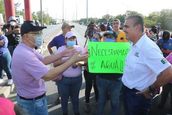 "Estamos sufriendo": Vecinos bloquean avenida López Mateos en Apodaca por falta de agua / Leonel Rocha