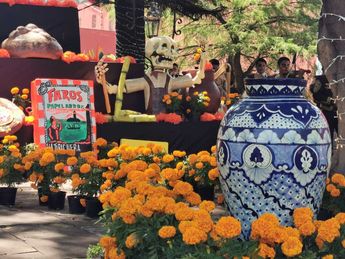 La ofrenda de Atlixco muestra distintos detalles hechos a base de la cartonería de la región / Melanie Torres