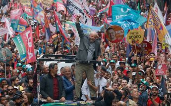 Luiz Inacio Lula da Silva, saluda a sus seguidores / AFP