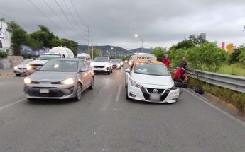 Un taxista resultó herido tras chocar su auto en Monterrey. | Agustín Martínez
