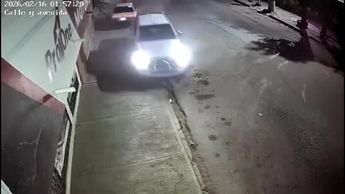 Camioneta huye tras causar destrozos en el centro de San Pedro, Coahuila