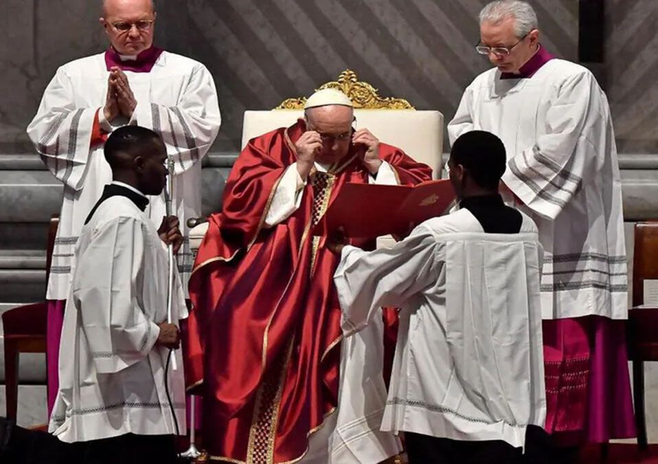 Papa Francisco no participa en Vía Crucis al aire libre por bronquitis; se le vio en silla de ruedas