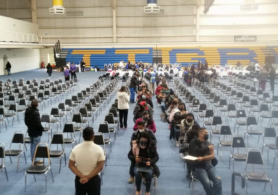 Vacunación de refuerzo covid a maestros inicia en Escobedo, NL