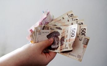 Dinero pasando de mano en mano / Archivo.