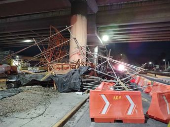 Andamio obstruyó la avenida Juan Pablo II. | Agustín Martínez