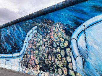 Otro de las obras que hacen alusión a la caída del Muro de Berlín. | Carlos Ortega