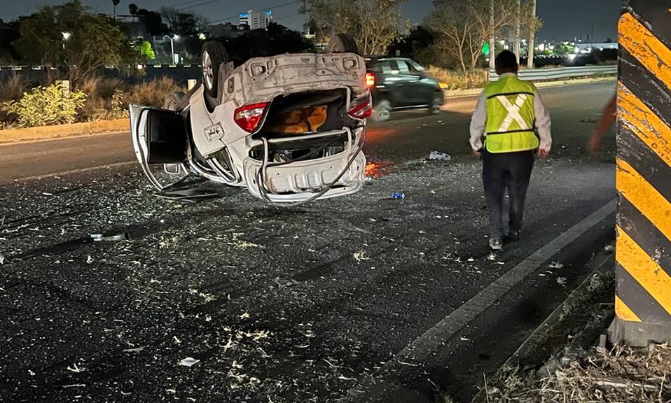 Un conductor en presunto estado de ebriedad huyó tras volcar su vehículo. | Mayte Villasana