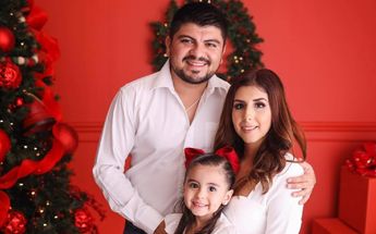 Priscila Alejandra Flores Marroquín con su familia | Especial