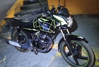 Motocicleta con las placas "colgadas" decomisada a los implicados. | Cortesía
