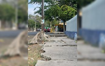 Banqueta levantada en Guadalajara / Karla victoria Rodríguez