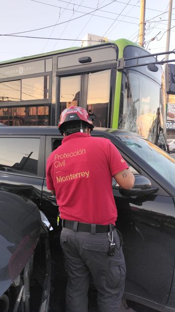 Uno de los conductores involucrados quedó prensado y tuvo que ser auxiliado. | Ángel Mercado