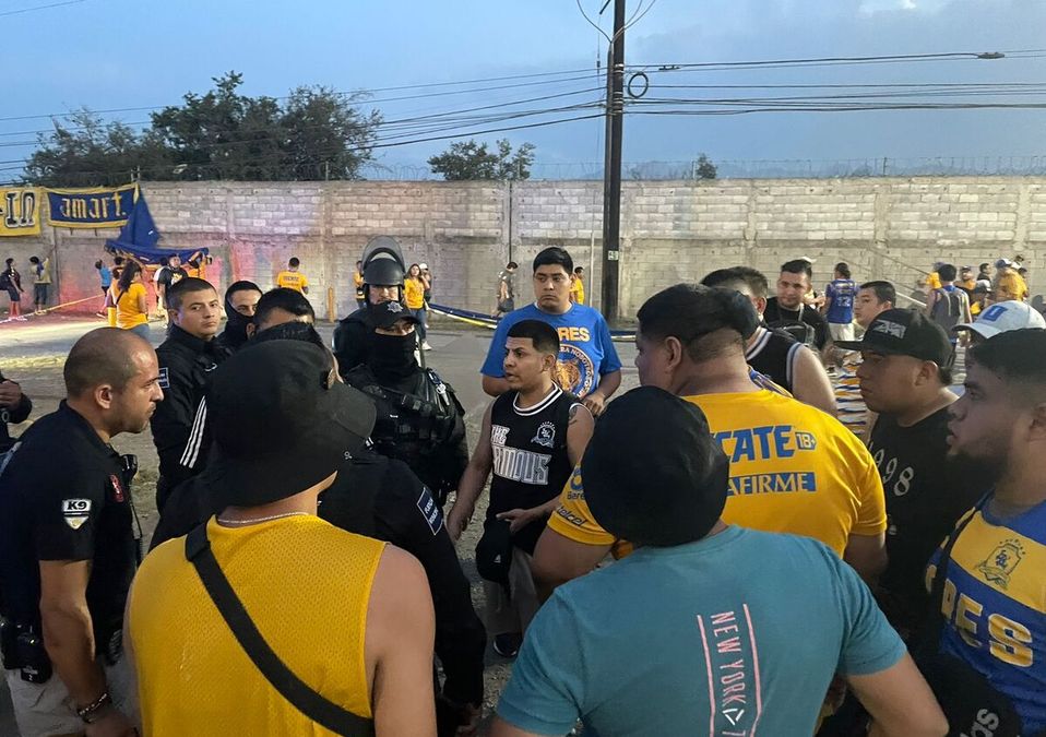 Prenden fuegos artificiales previo a juego de Tigres / Víctor González