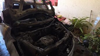 Vehículo sufre daños graves por incendio en cochera de casa habitación en Guadalajara | Foto: Juan Carlos Munguía