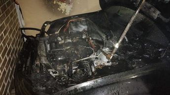 Auto dañado tras incendio. | Cortesía