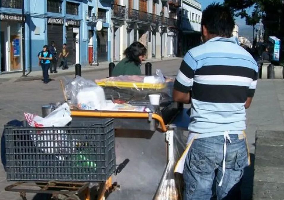 Atropellan a vendedor de tamales en Tlalnepantla, Edomex; hombre resulta ileso