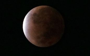 Un eclipse lunar ocurre cuando la Tierra se interpone entre la Luna y el Sol | Cuartoscuro