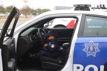 Antony a bordo de una patrulla de la Policía de Escobedo. | Cortesía