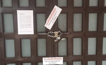Los manifestantes colocaron candados en las puertas / Jhonatan González