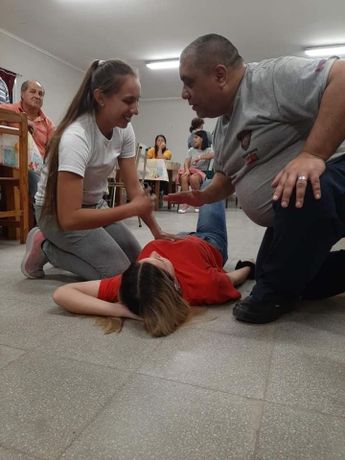 Trinidad en sus clases de RCP / Clarín