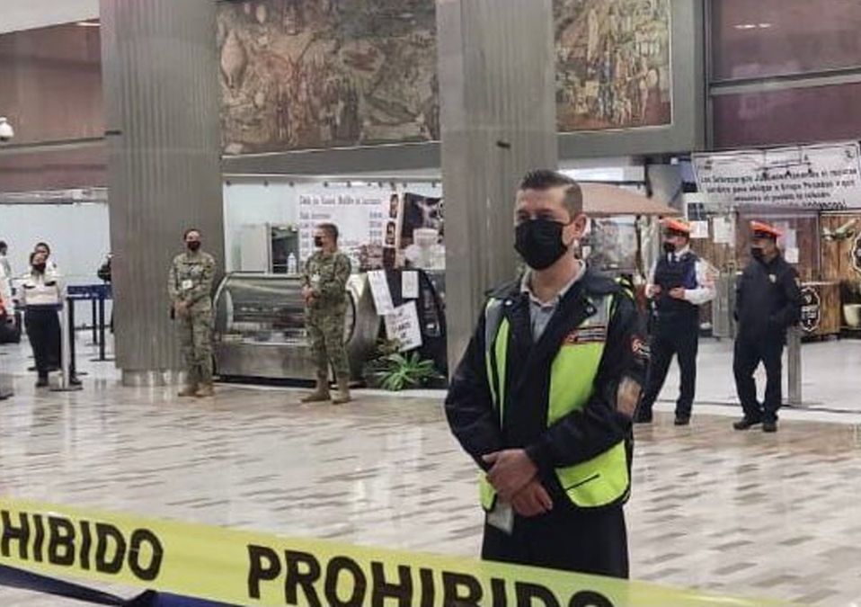 Desalojan a ex trabajadores de aviación del AICM / Especial
