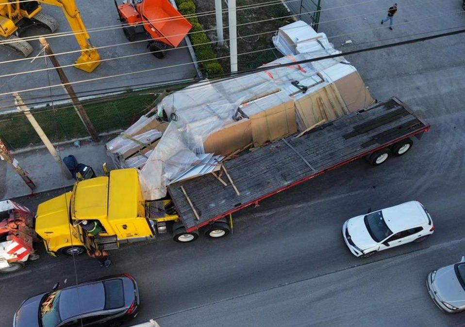 Un tráiler se volcó por el peso de su carga al incorporarse a Miguel Alemán.| Especial