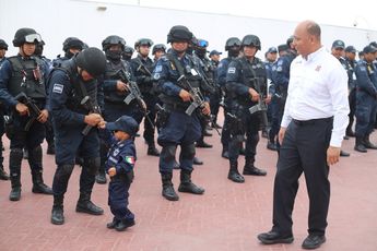 El pequeño saludando a los policías de la Proxpol. | Cortesía