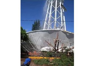 Tanque elevado de agua se derrumba en Texmelucan, Puebla / Jesús Zavala.