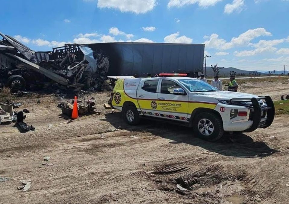Tractocamión se incendia tras accidente en Galeana y deja una persona prensada y sin vida.