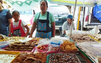 Leoneses disfrutan de 'La Fiesta de los Panecitos' en el Barrio Arriba | Fotografía: Guillermo Esquivel