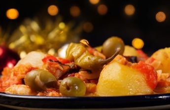 El bacalao generalmente se prepara con tomate, cebolla, papas, entre otros ingredientes.