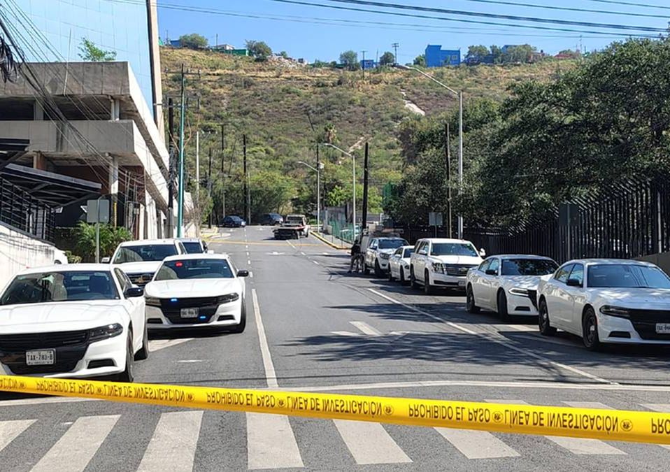 La presencia policiaca mantiene cerrada a la circulación ese tramo de la vía pública