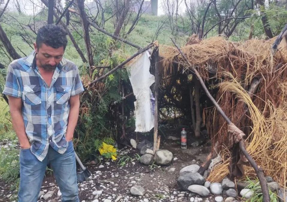 Hombre duerme en choza de ramas sobre el río Santa Catarina, NL