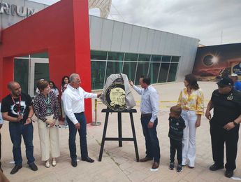 Develan placa conmemorativa de Eclipse Solar en Torreón