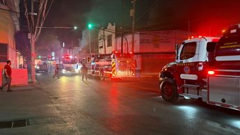 El incendio aparentemente inició en la primera planta del inmueble y se expandió a la segunda. | Ángel Mercado