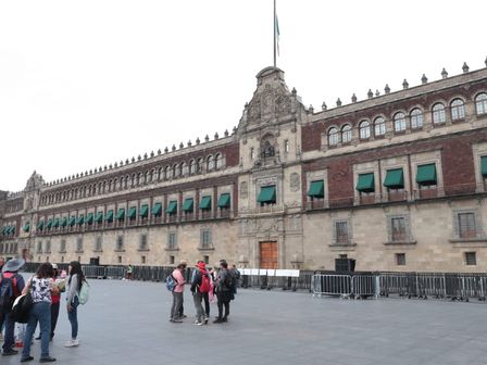 Los maestros denuncian que llevan un mes recibiendo cinco pesos en su nómina |  Jesús Quintanar