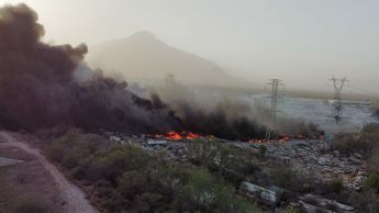 El incendio continua activo en el corralón.| Especial