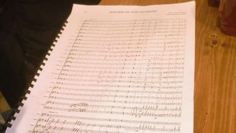 David Hernández Bretón, Director de la Orquesta Sinfónica del Estado de Puebla, muestra con orgullo los arreglos inéditos del Popurrí | Geovanna Luis