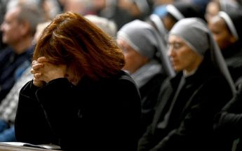 Tristeza y emoción en la plaza de San Pedro por la muerte de Benedicto XVI