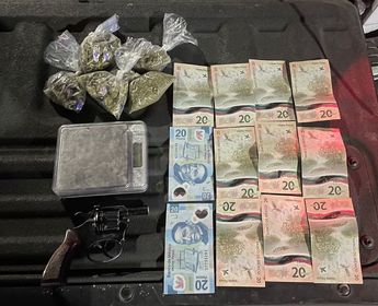 Droga y arma decomisadas a las detenidas. | Cortesía