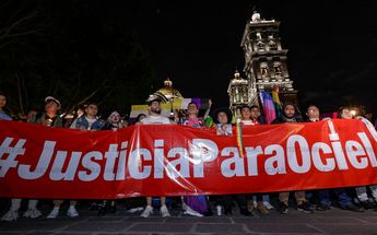 La comunidad LGBTQ+ en Puebla desplegó una manta con la frase "#JusticiaparaOciel" / Agencia Enfoque