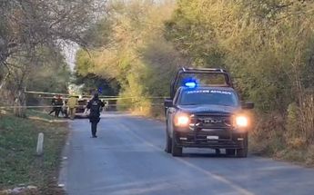 Al llegar al lugar los cuerpos de auxilio encontraron un auto compacto envuelto en llamas. | Martha Zamora