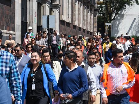 Cuando tiembla, las personas deben replegarse a los pilares de los edificios | Cuartoscuro