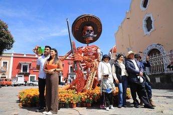 El zócalo de Atlixco alberga a una de las catrinas, siendo de las más visitadas / Agencia EsImagen
