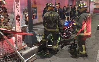 Bomberos en maniobras para la remoción de escombros / Carlos Tejeda