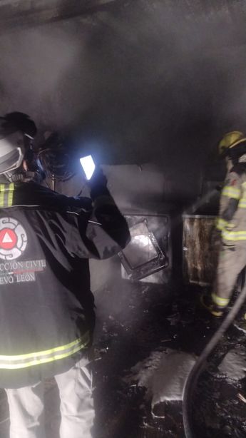 El cuerpo de bomberos auxilió a los cuatro integrantes de la familia, entre ellos dos menores. | Cynthia Pardo